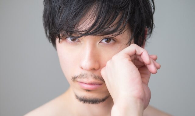 メンズヒゲ脱毛の料金・回数・痛みを比較しながら、自分に合う通い方を確認する男性と重要キーワードは？を示した案内画像